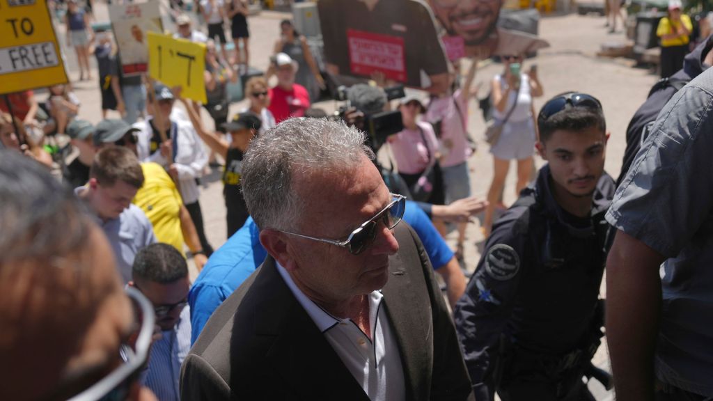 US envoy meets with Israeli hostage families; 39 Gazans killed seeking aid