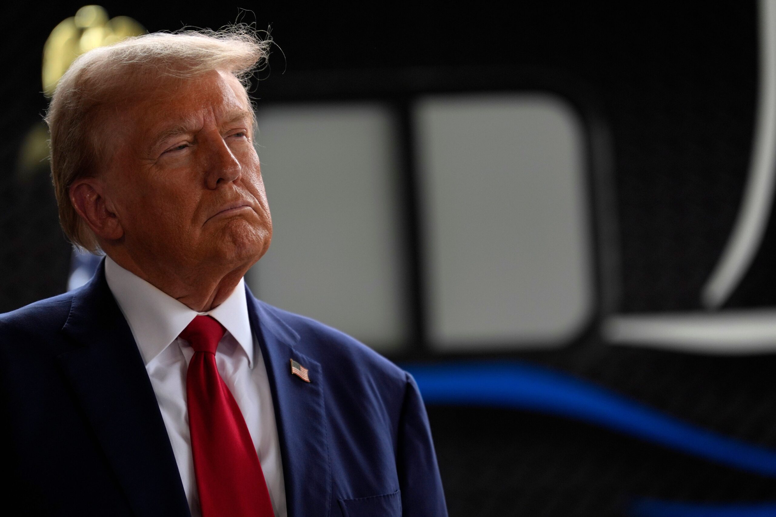 特朗普民调下滑与近期市场波动分析：因果关联还是巧合？