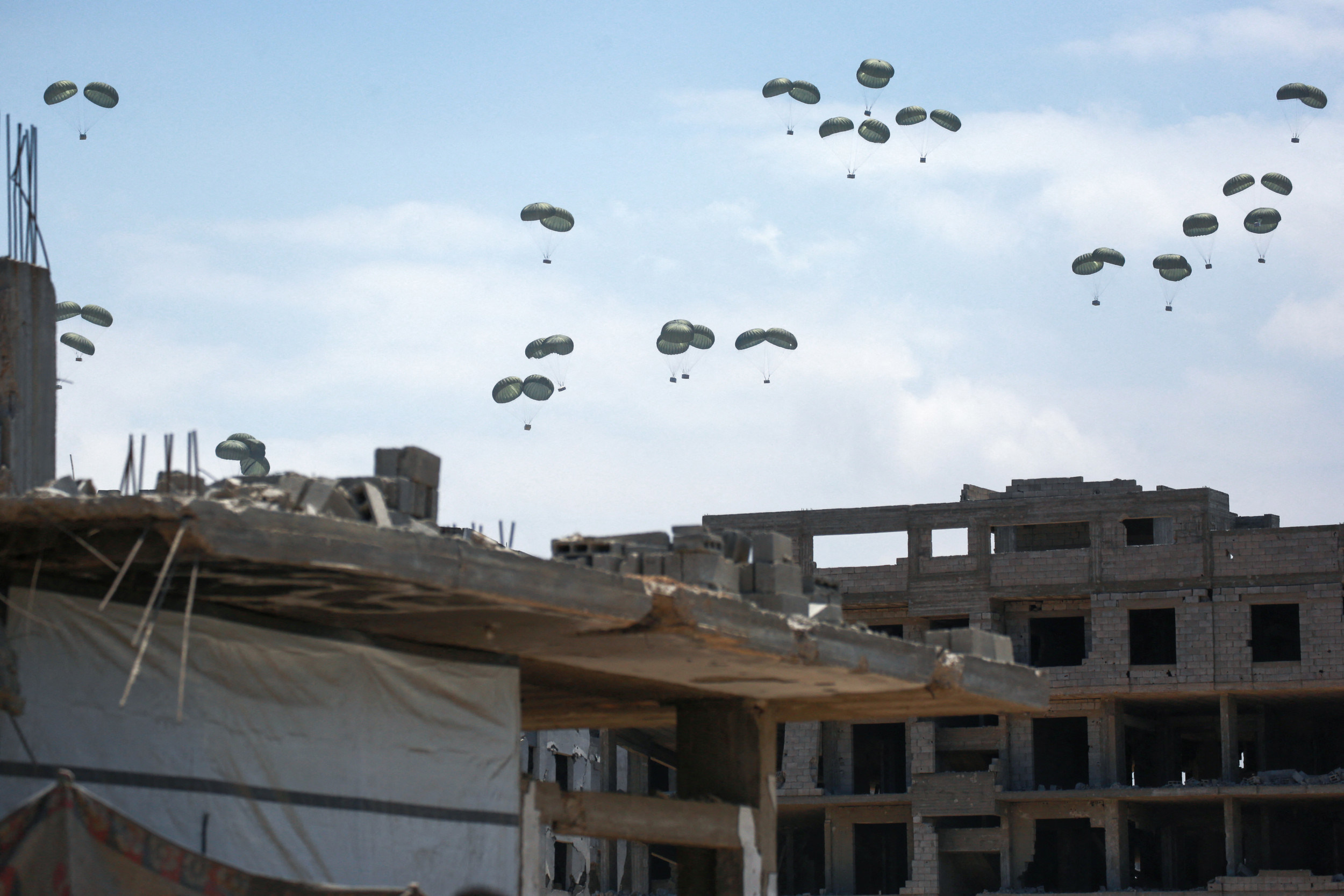 France launches airdrop of 40 tons of humanitarian aid into Gaza France launches airdrop of 40 tons of humanitarian aid into Gaza