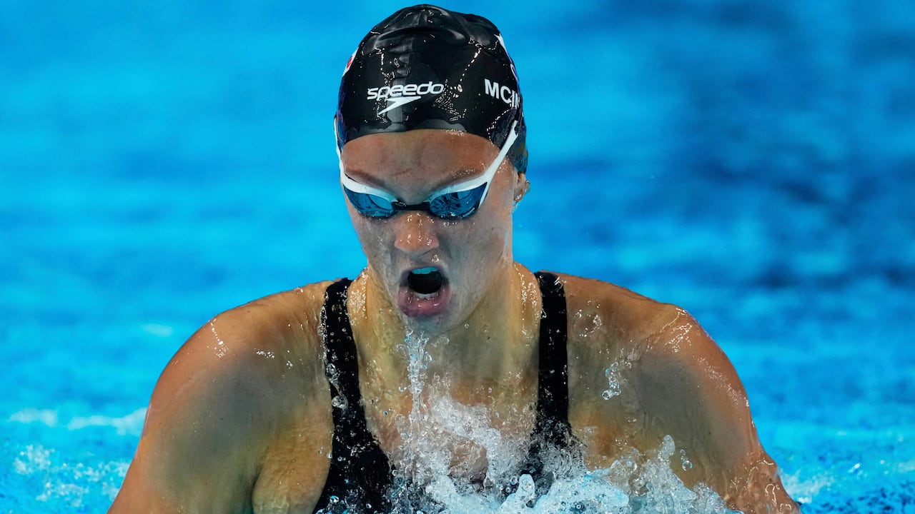 Summer McIntosh swims to 400m medley win, qualifies for finals in Singapore