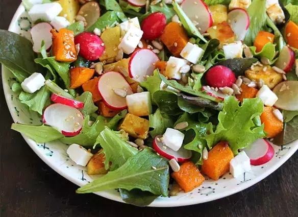 Butternuss, kartoffel, radieschen und feta-salat