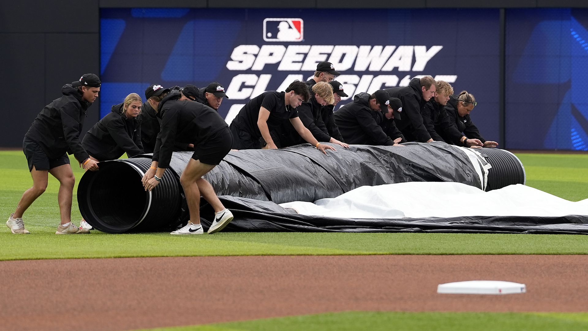 mlb-speedway-classic-rain-delay-updates