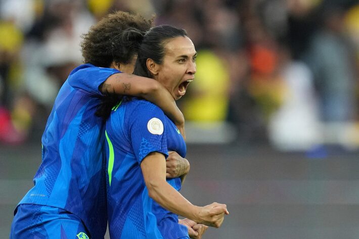 Rainha Marta sai do banco, marca duas vezes e devolve esperança ao Brasil no jogo. Foto: Dolores Ochoa/AP