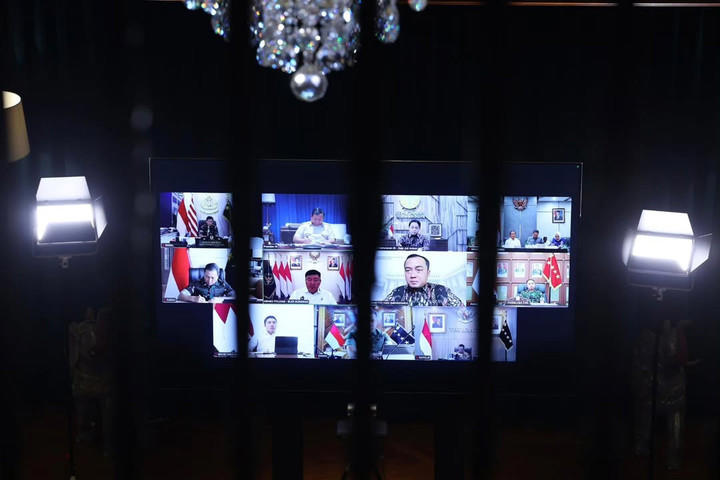 Presiden Prabowo Subianto menggelar rapat terbatas melalui video conference bersama sejumlah menteri Kabinet Merah Putih di kediaman pribadiya di Hambalang, Bogor, Minggu (3/8/2025). Foto: Instagram/ @sekretariat.kabinet