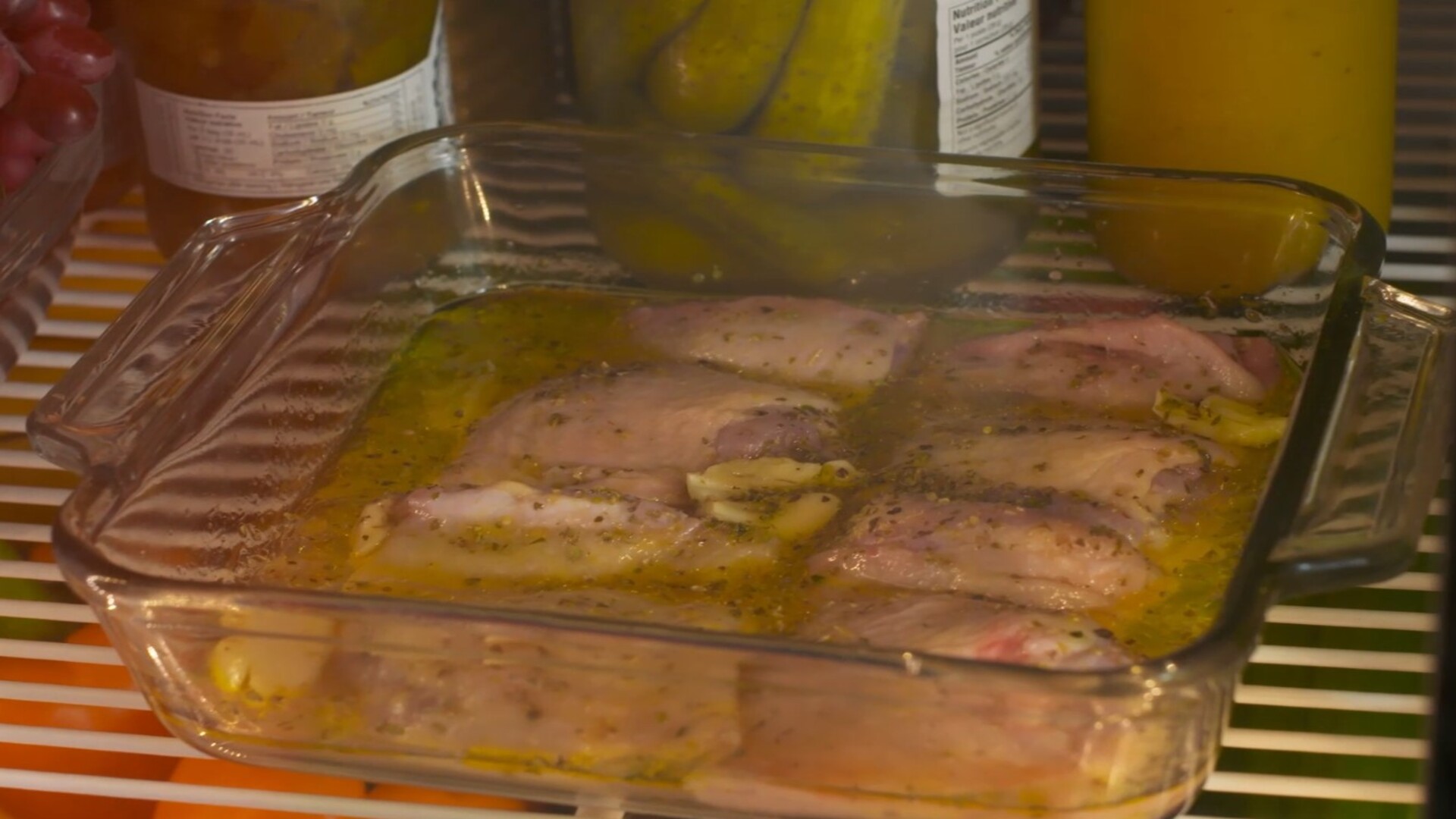 Marinierte Hähnchenschenkel nach griechischer Art mit Knoblauch und Oregano