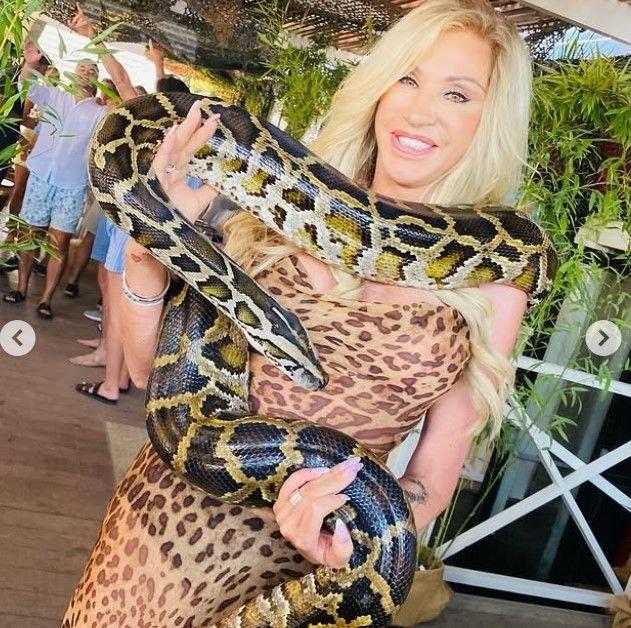 „Vergesst Diamanten“: Carmen Geiss feiert mit Schlange und entfacht heftige  Diskussion