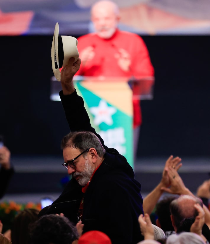 O ex-tesoureiro do PT Delúbio Soares, com Lula ao fundo, no 17° Encontro Nacional do PT, em Brasília Foto: Wilton Junior/Estadão