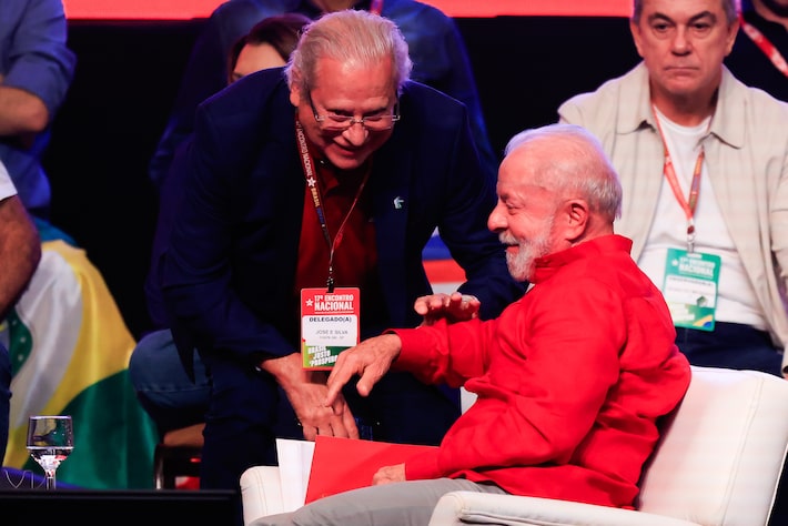 O ex-ministro José Dirceu com o presidente Lula, durante o 17° Encontro Nacional do PT, em Brasília Foto: Wilton Junior/Estadão