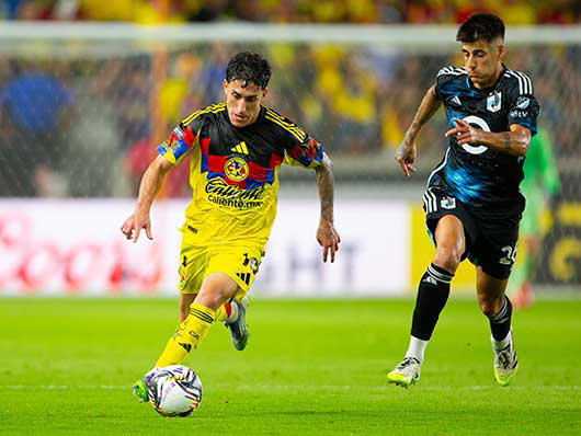 Alejandro Zendejas conduciendo el balón. (Mexsport)