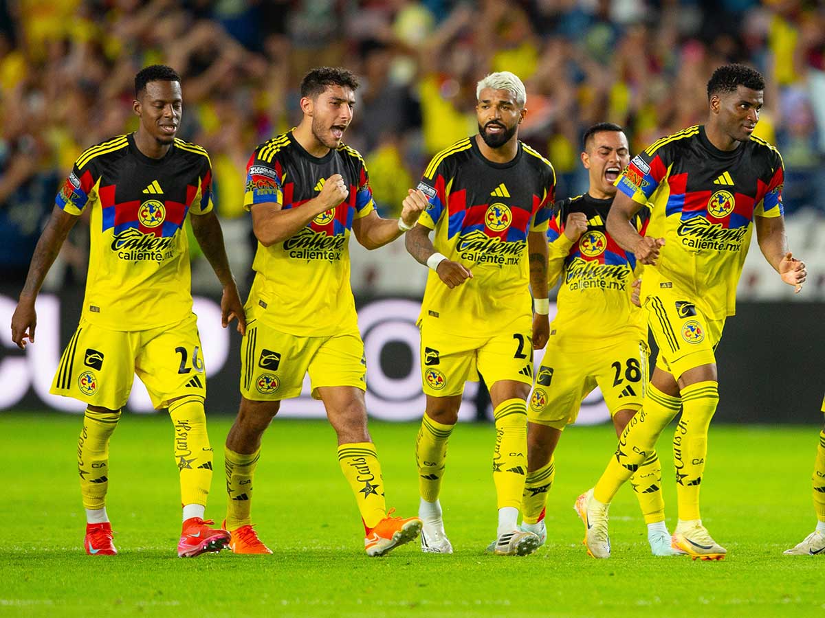 Jugadores del América celebrando.