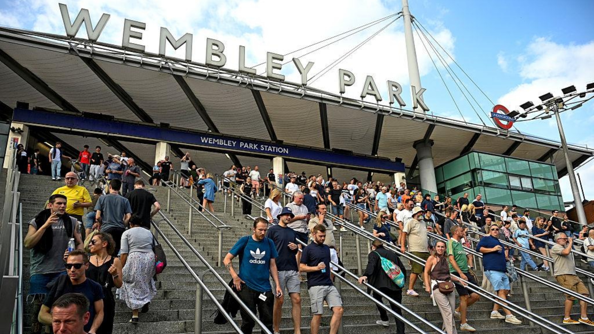 Una panoramica dei fan degli Oasis all'arrivo all'Oasis Live '25 Tour allo stadio di Wembley il 25 luglio 2025 a Londra
