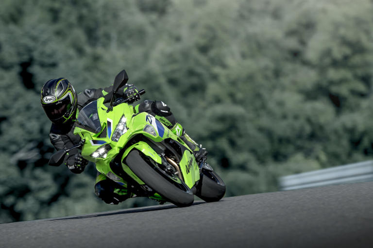 横向き。 カワサキNinja ZX-4R SE/RRが新色で登場 400cc4気筒がより魅力