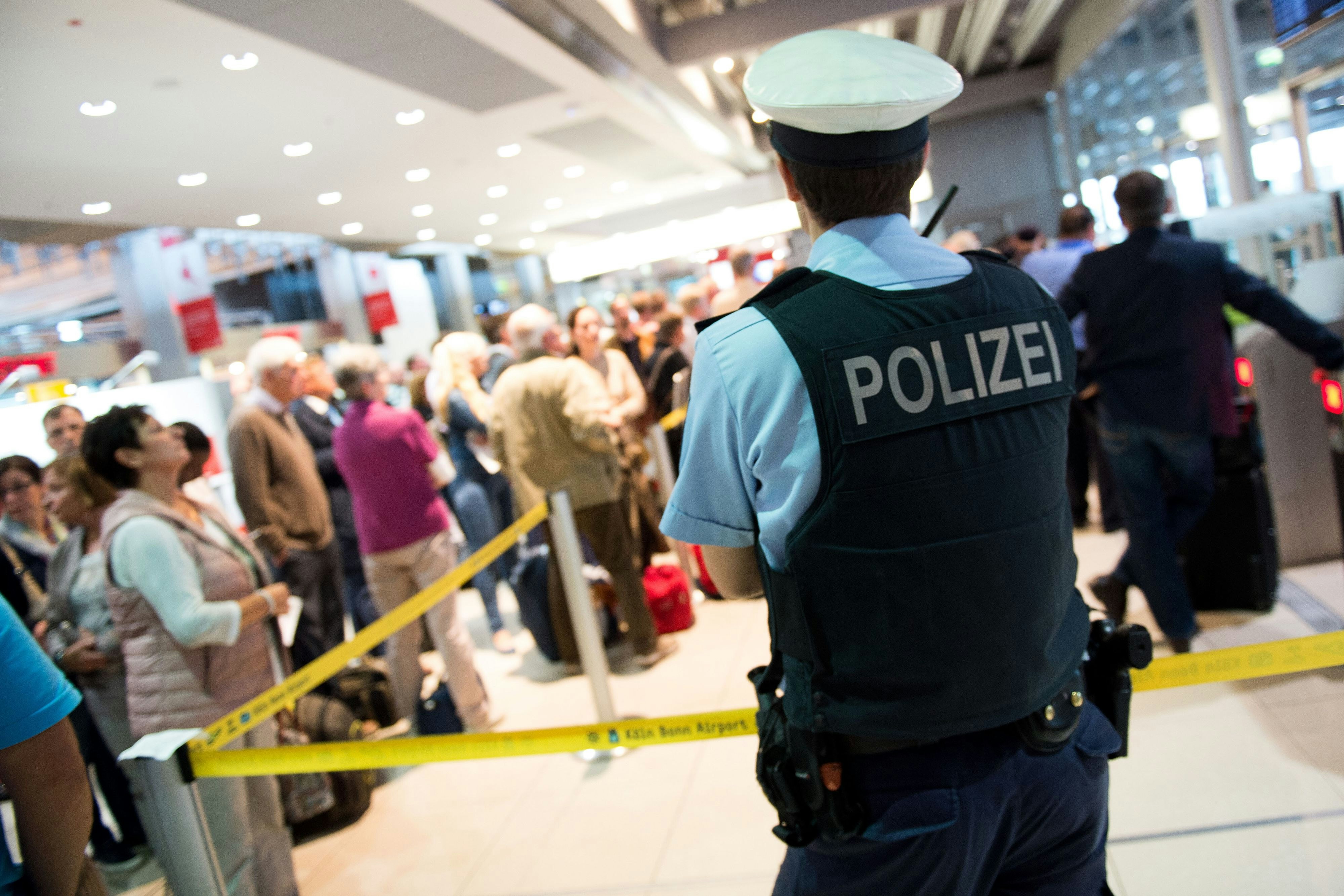Fund am Flughafen Köln/Bonn: Zwei Männer mit scharfer Munition im ...