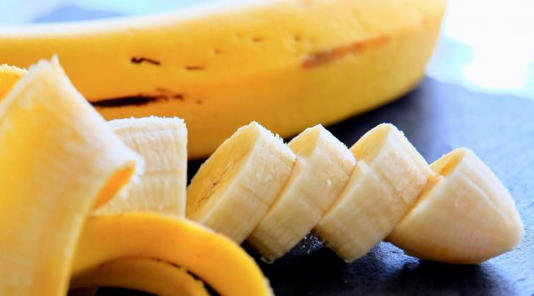 Adiós al estreñimiento y dolores de panza: la fruta que ayuda a eliminar el malestar