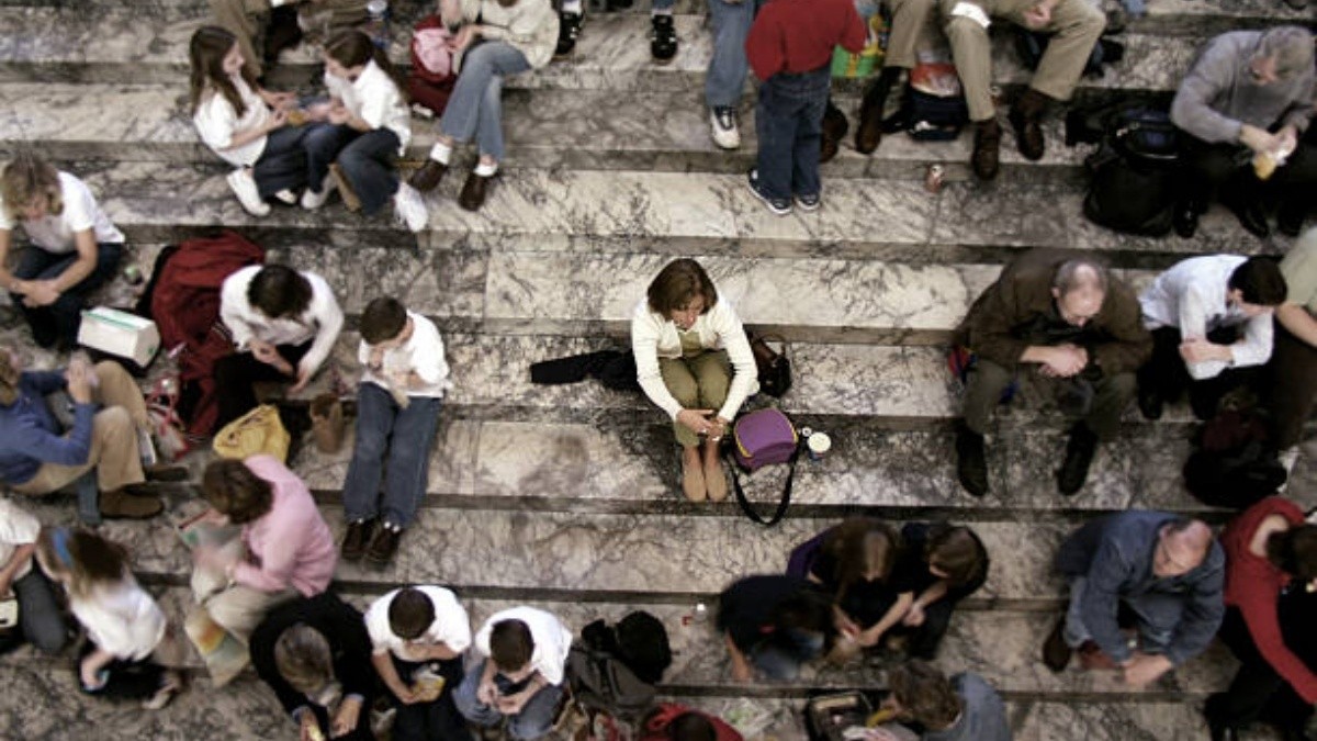 A Glimpse into Unspoken Loneliness: 12 Subtle Signs Someone Has a Small ...