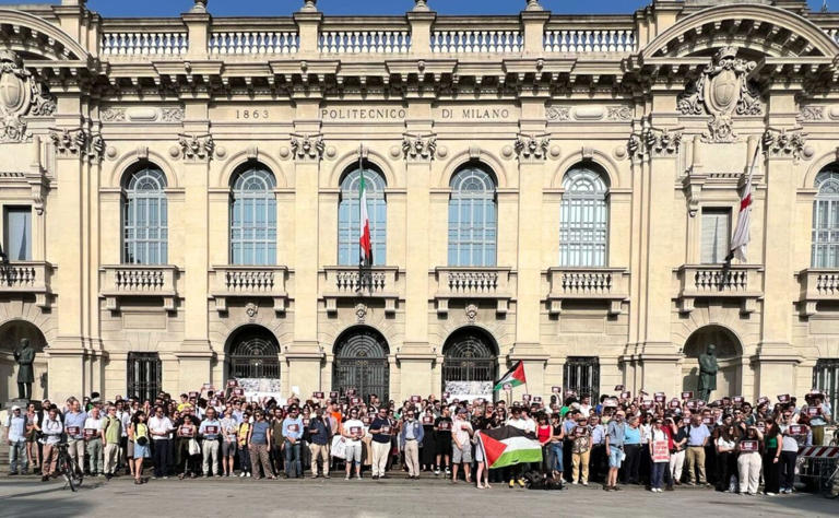 I docenti in protesta davanti al rettorato del Politecnico di Milano l’11 giugno