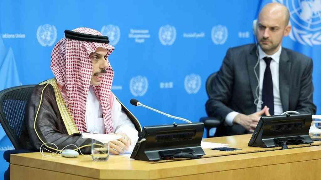 O Ministro das Relações Exteriores da Arábia Saudita, Faisal bin Farhan Al-Saud, e o Ministro das Relações Exteriores da França, Jean-Noel Barrot