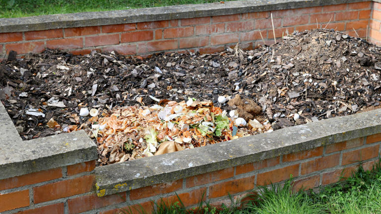 Reuse Old Brick To Make A Super Functional DIY Compost Bin