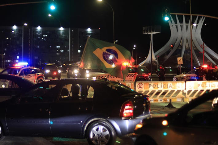 A Polícia Militar do Distrito Federal reforçou a segurança e fechou o acesso à Esplanada dos Ministérios e à Praça dos Três Poderes, em Brasília; apoiadores fazem buzinaço em protesto à decisão de Moraes Foto: Wilton Junior/Estadão