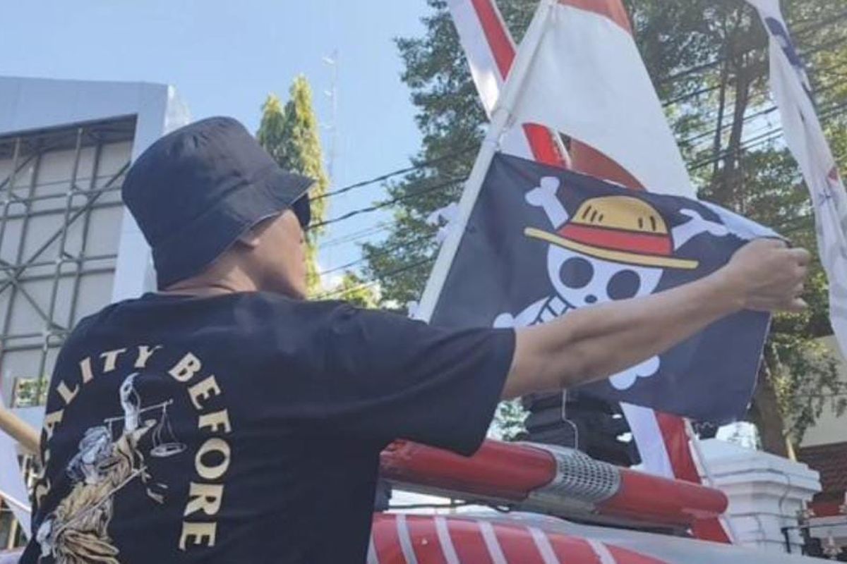 Ambulans di Depan Kantor Bupati Pati Kibarkan Bendera One Piece, Ini Maknanya