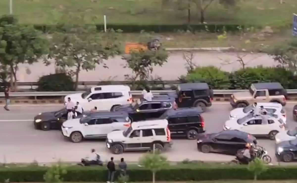 Video: Convoy Of Cars Blocks Busy Gurugram Road For Recording Reels Video: Convoy Of Cars Blocks Busy Gurugram Road For Recording Reels