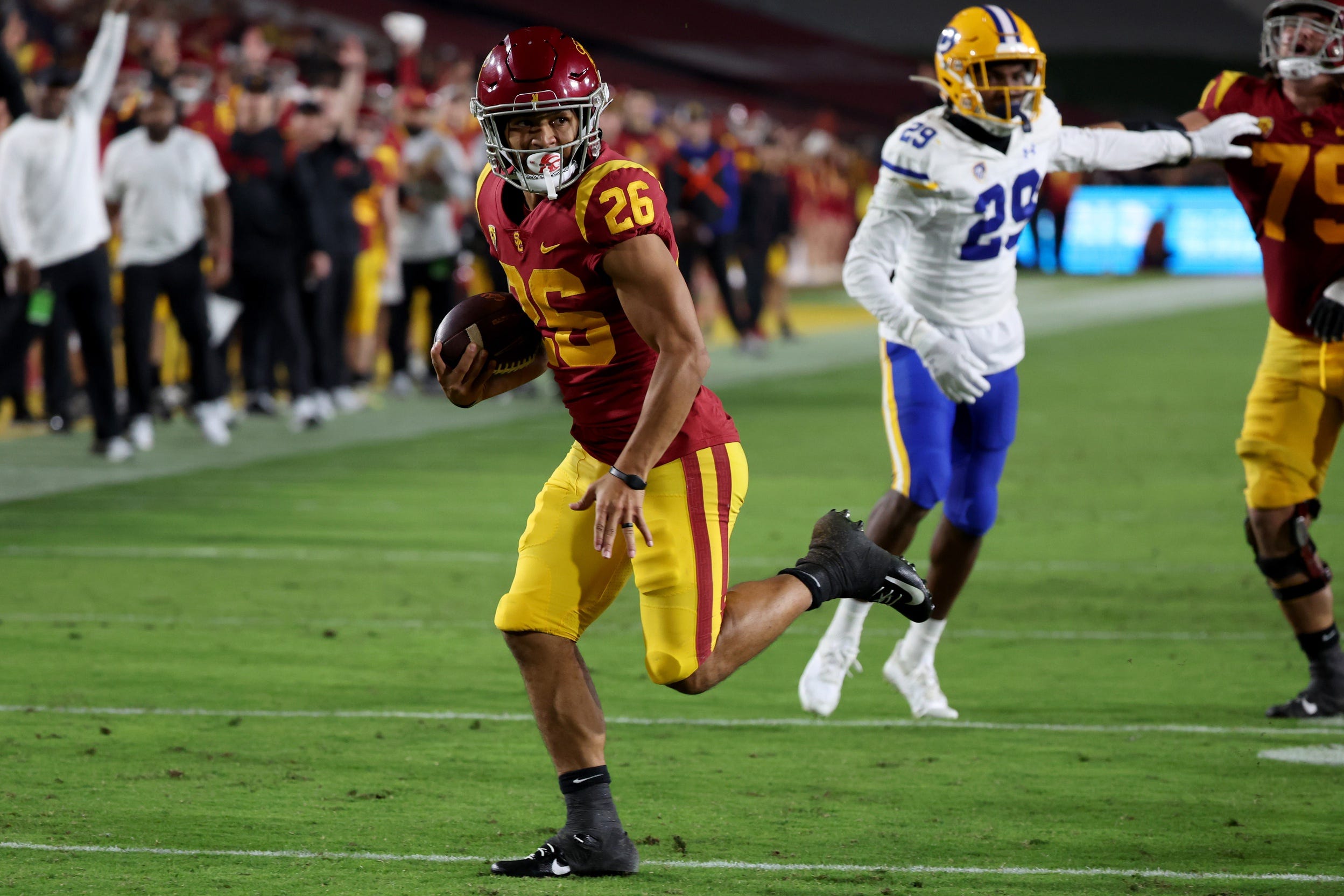 USC football countdown to kickoff—Travis Dye in focus