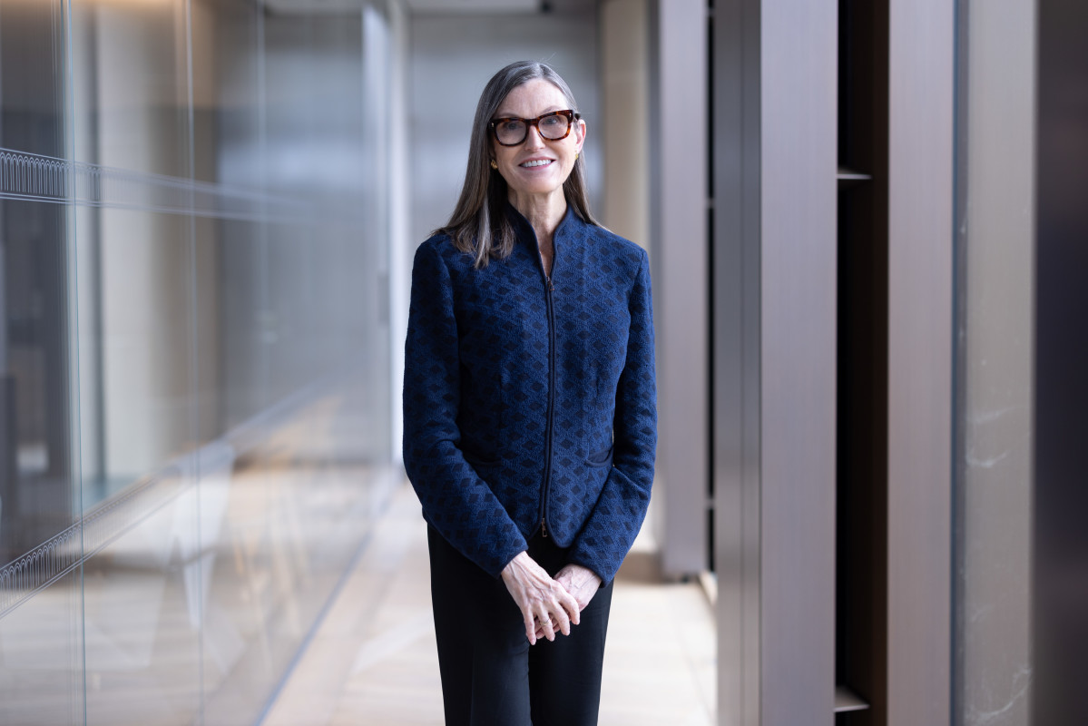 Cathie Wood dumps $1.3M in Robinhood to buy top AI stocks