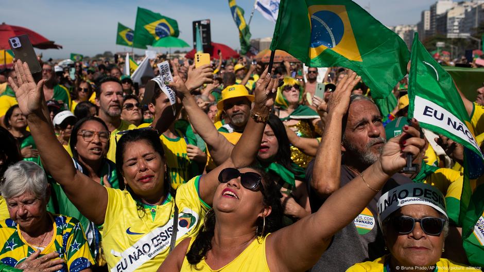 Bolsonaristas reunidos em ato em Copacabana neste domingo