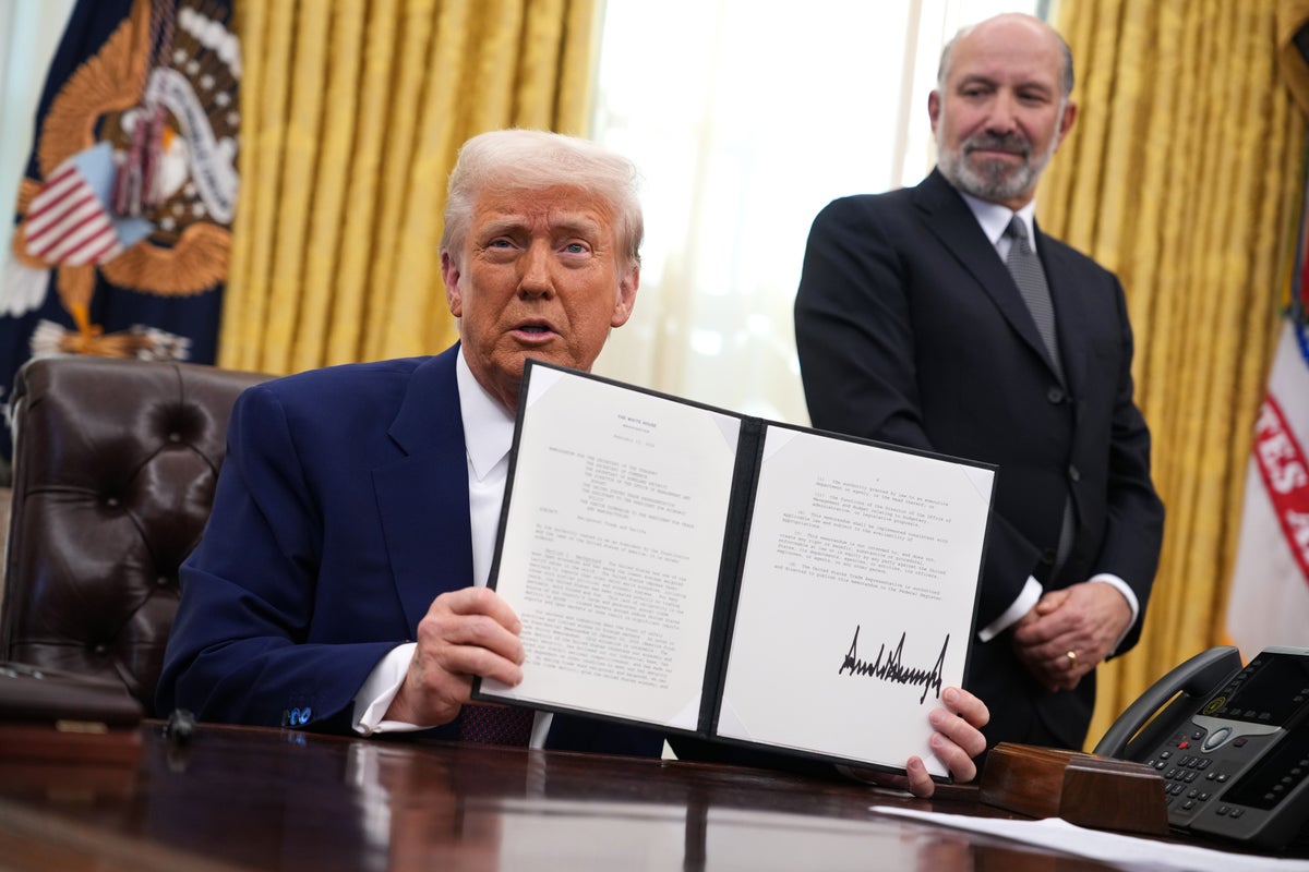 Trump to sign order punishing banks that discriminate against ...