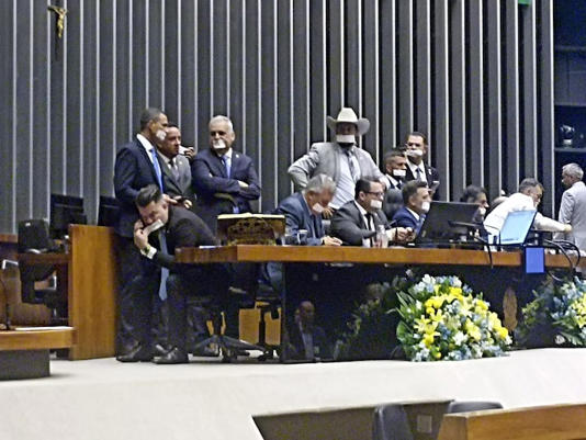 Deputado Delegado Caveira (PL-PA) tira esparadrapo para falar ao telefone Foto: Levy Teles/Estadão