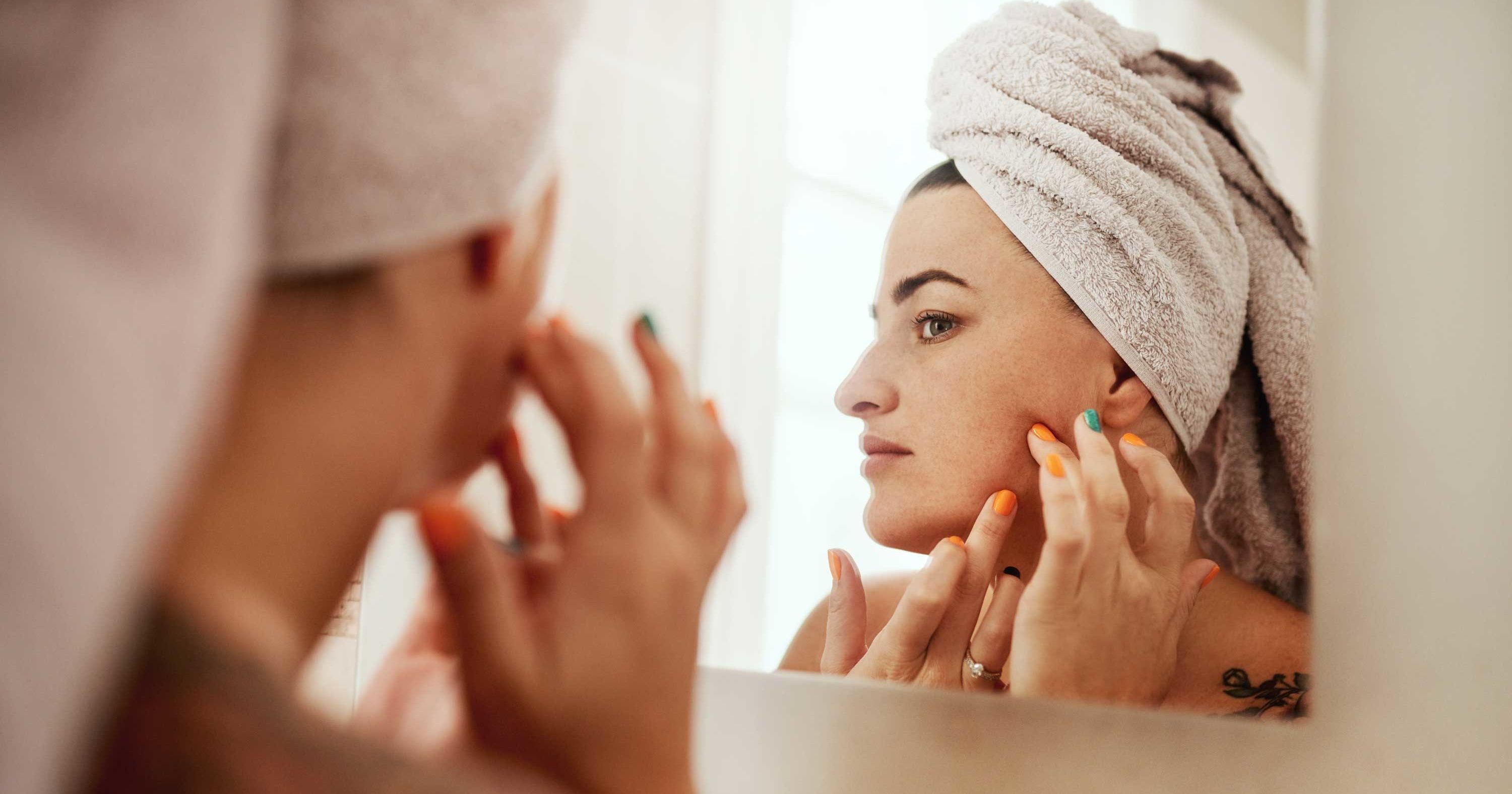 ¿Cómo usar agua oxigenada para eliminar las manchas de la piel?