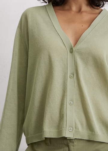 Der „Matcha“-Cardigan ist perfekt für ein Date im Café – und so schön im Spätsommer 2025!