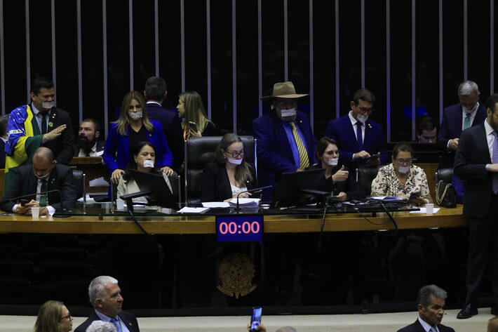 Deputados ocupam Mesa Diretora e fazem protesto com esparadrapo na boca Foto: Wilton Junior/Estadão