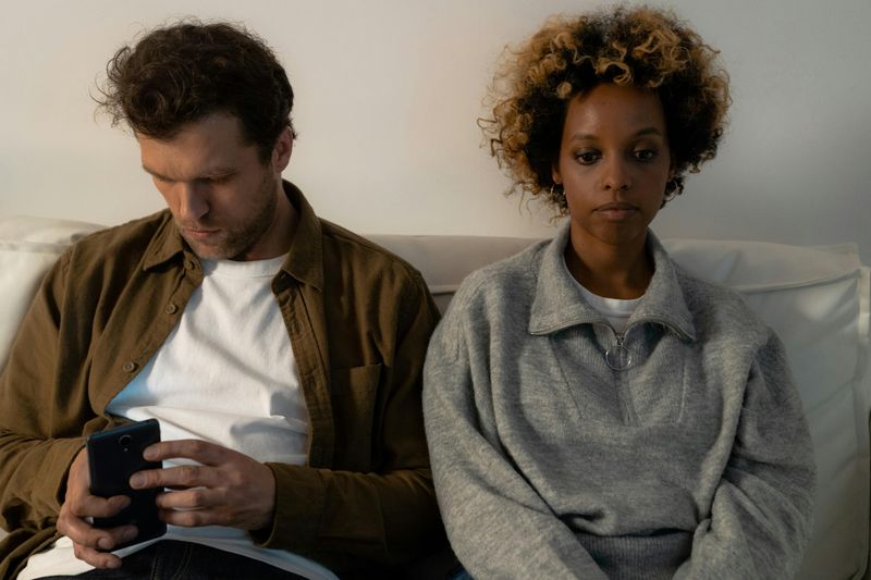 6 Relationship Red Flags Experts Say You Shouldn't Overlook