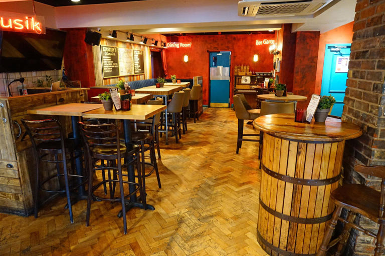 Einstein's offers 19 draught beers and ciders, a wide choice of bottled beers and a selection of wines and spirits.