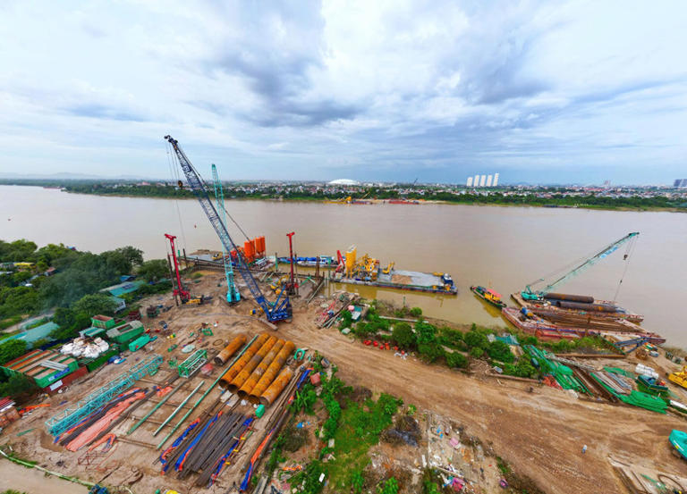 Báo điện tử Tiền Phong Đơn vị thi công phấn đấu hoàn thành hạng mục khoan cọc nhồi trong năm 2025 để bảo đảm tiến độ thi công tháp chính (trụ cầu) trong năm 2026. 1
