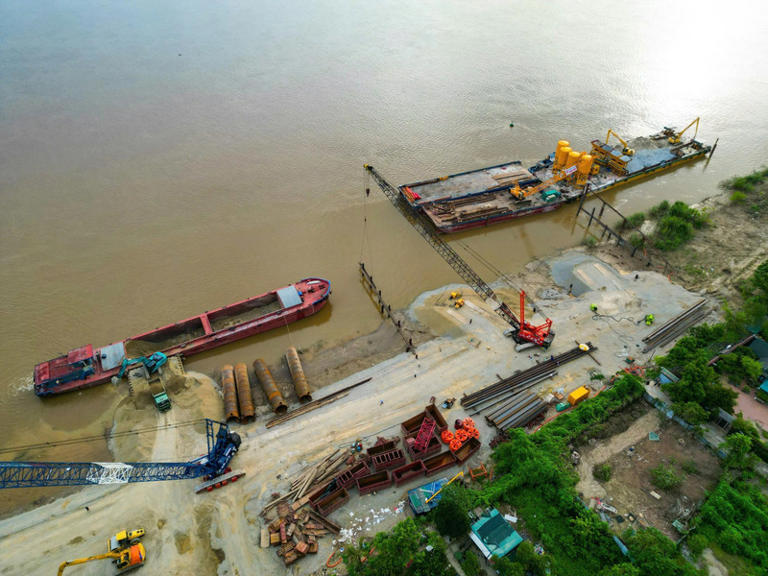Báo điện tử Tiền Phong Cầu Tứ Liên không chỉ giải quyết điểm nghẽn giao thông ở cửa ngõ phía Bắc Hà Nội, mà còn mở rộng kết nối liên vùng và quốc tế thông qua các trục giao thông huyết mạch như sân bay Nội Bài và sân bay Gia Bình (tỉnh Bắc Ninh) trong tương lai. 1