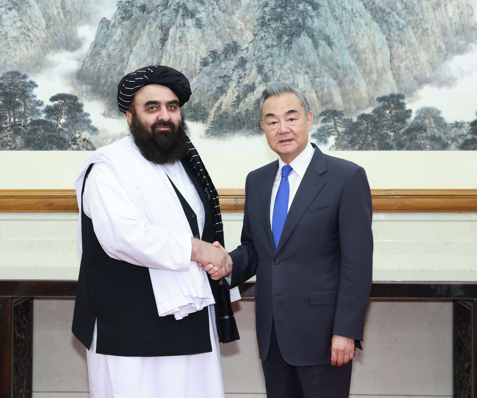 Министр иностранных дел Китая Ван И встречается с исполняющим обязанности министра иностранных дел Афганистана Амиром Ханом Муттаки в Пекине 21 мая. Фото: Синьхуа