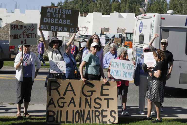 Proteste durante la conferenza tenuta da Kennedy Jr all'Alaska Native Tribal Health Consortium, 5 agosto 2025 Mark Thiessen/Copyright 2025 The AP. All rights reserved