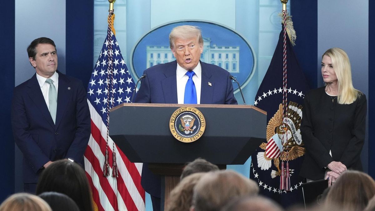 Donald Trump wusste schon seit vielen Wochen, dass sein Name in den Epstein-Akten auftaucht. Pam Bondi (re.) und Todd Blanche, die Spitzen des Justizministeriums, hatten ihn vorab informiert.