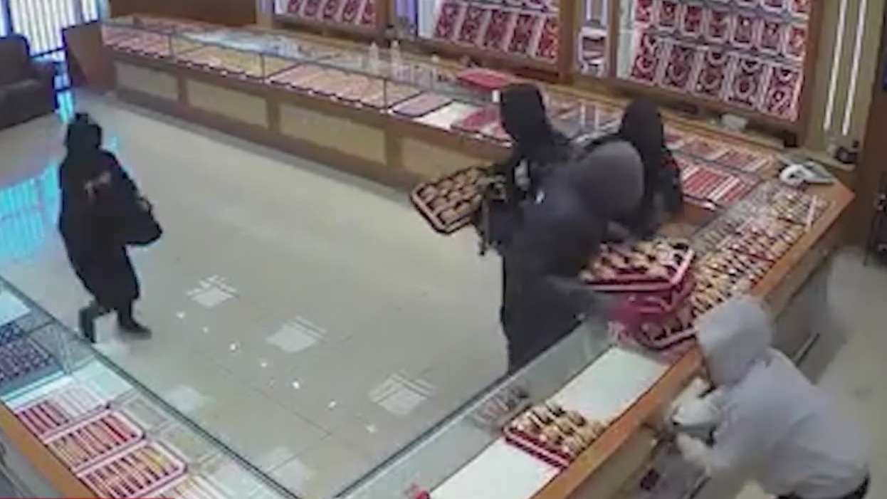 Man Arrested In Local 1 Million Jewelry Heist Eight Suspects Still At