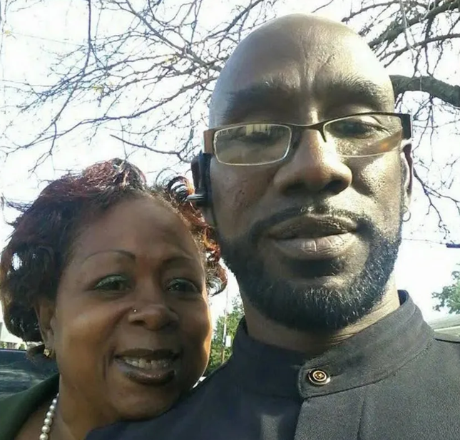 Ông Keith McAllister (61 tuổi) cùng vợ - bà Adrienne Jones-McAllister - Ảnh: News 12 Long Island