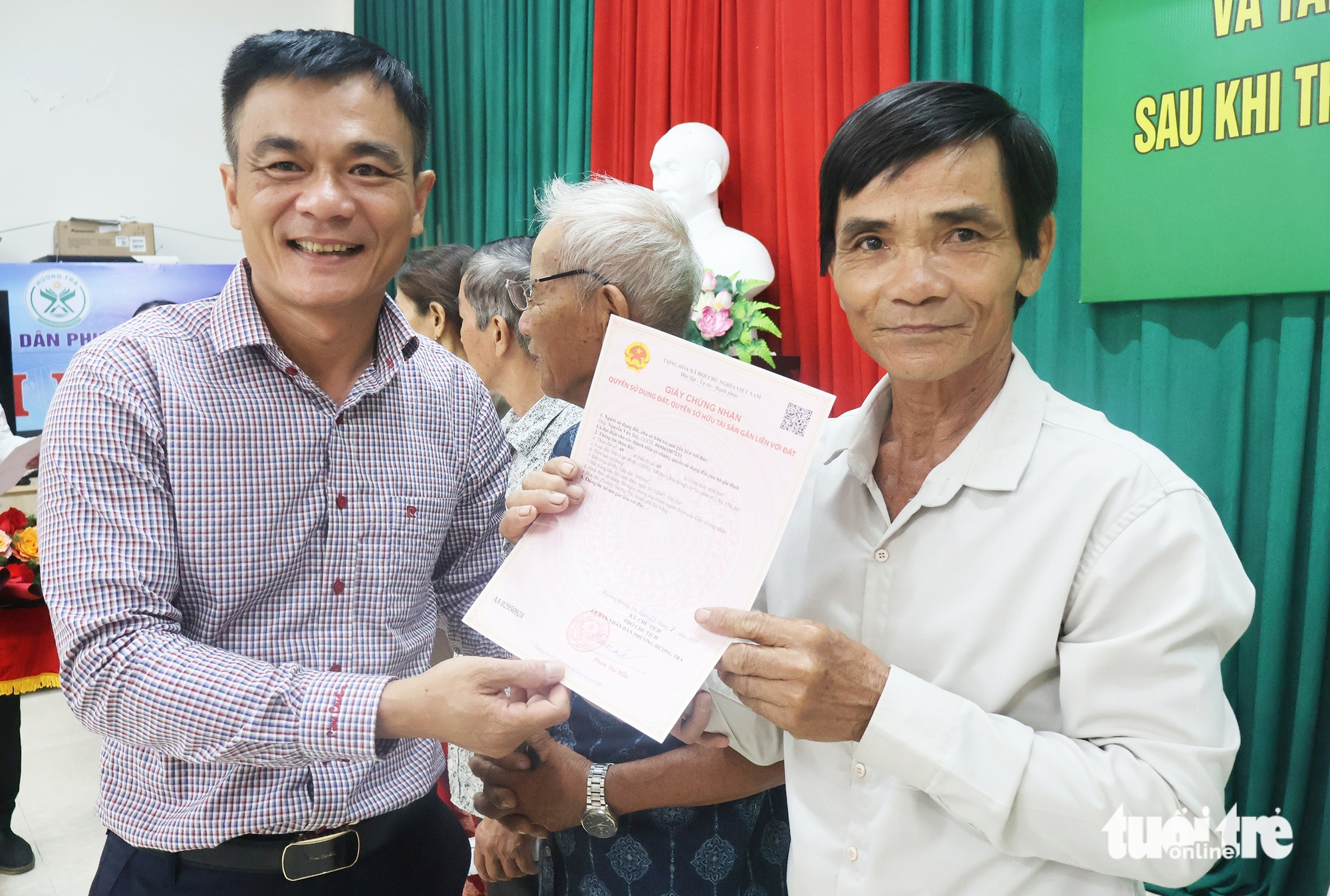 Cầm 7 sổ đỏ được phường cấp, cụ ông mừng vui ra mặt