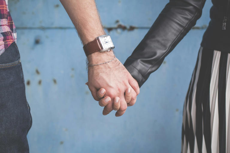 Man and woman holding hands ©freestocks/Unsplash