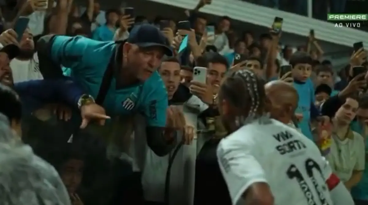 Neymar se encara con un aficionado en pleno partido (VIDEO)