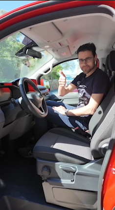 Spazio per Nascondere il Cavo di Ricarica nel VW T7 Caravelle EV