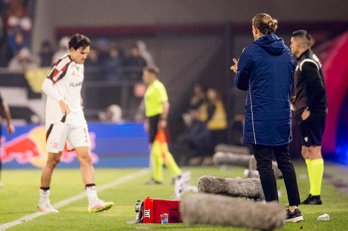 Filipe Luís e Pedro tiveram reconciliação após técnico criticar jogador por desempenho os treinos. Foto: Adriano Fontes/Flamengo