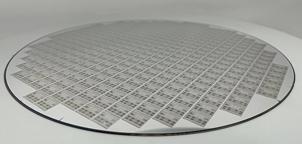 New memristor-based system could boost processing of radiofrequency signals