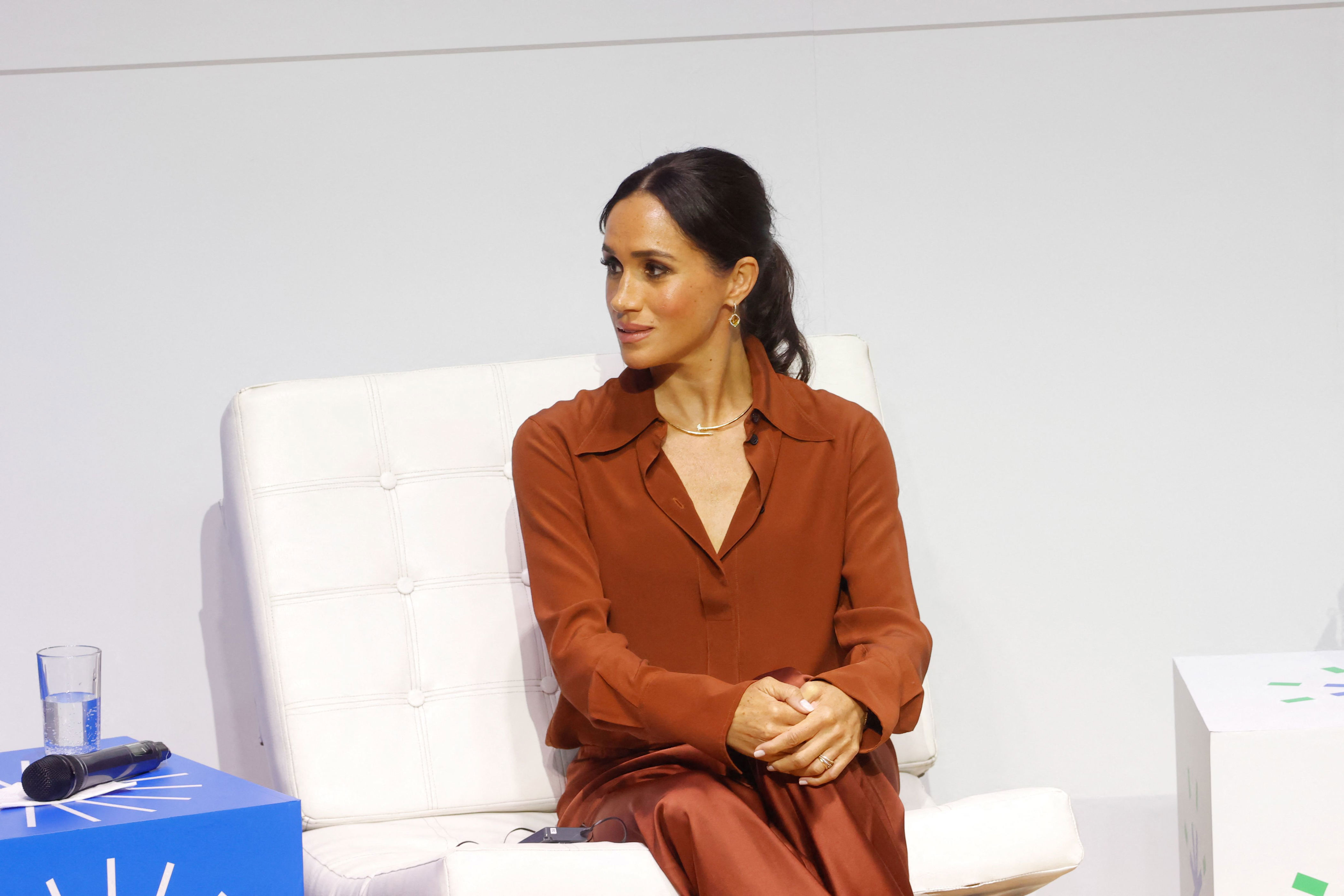 La duchesse de Sussex en chemise Victoria Beckham, à Bogota, le 15 août 2024.