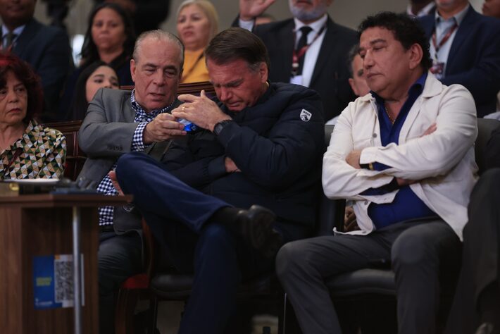 Jair Bolsonaro chora em culto na Igreja Catedral da Benção, em Taguatinga (DF) Foto: Wilton Junior/Estadão